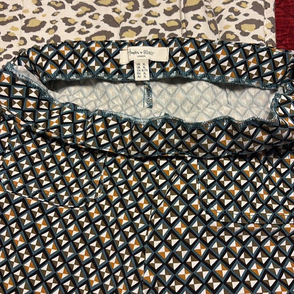Geometric Patterned Cropped Pants - Picture 6 of 8